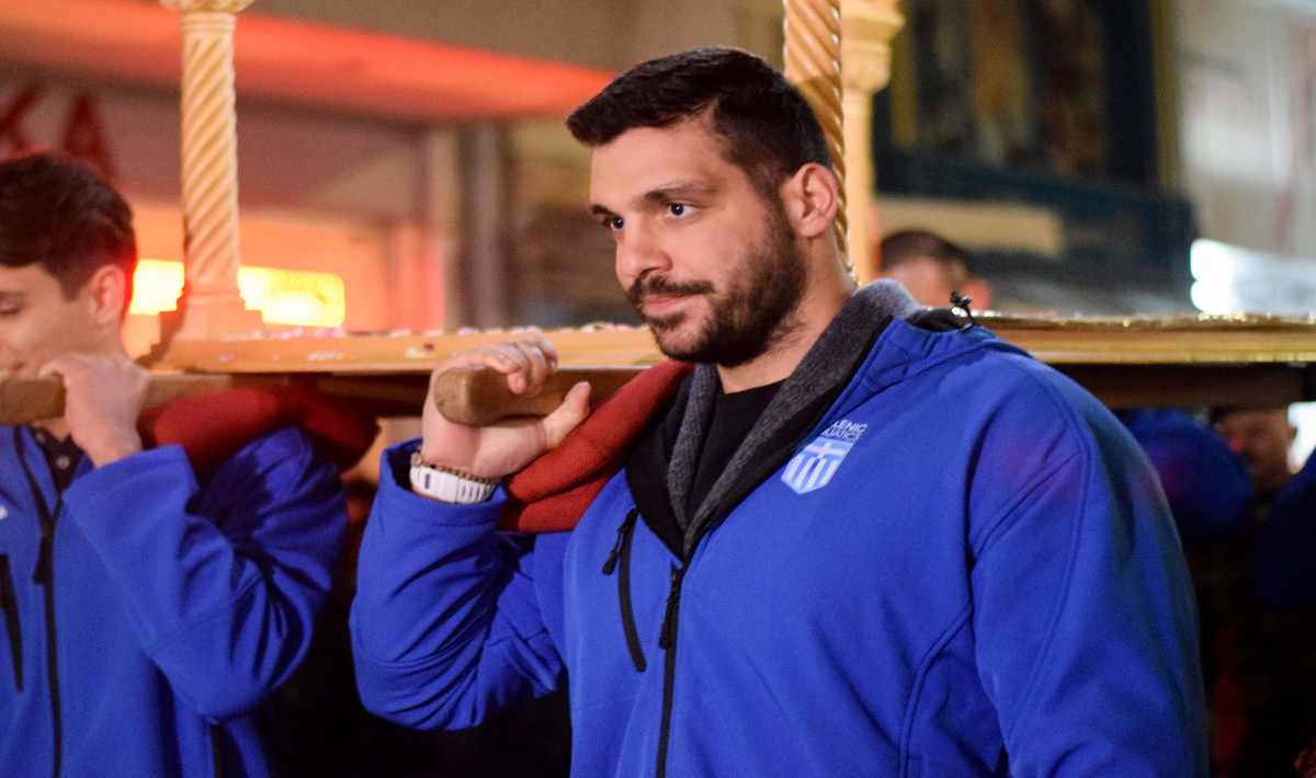 Συγκίνηση στην Αλεξανδρούπολη: Οι διεθνείς πολίστες σήκωσαν τον Επιτάφιο