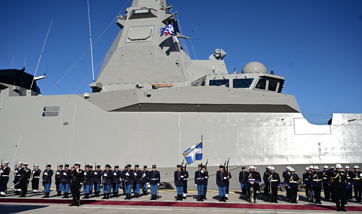 Κοινή επίσκεψη Μητσοτάκη – Μακρόν στη φρεγάτα «Κίμων»