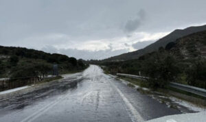 Κακοκαιρία «Erminio»: Χαλάζι και καρεκλοπόδαρα «χτυπούν» τη Μεσαρά από τα ξημερώματα