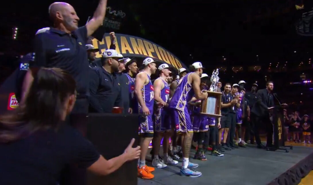 Τρόπαιο από... φτερό, έσπασε κατά τη διάρκεια της απονομής! (βίντεο)