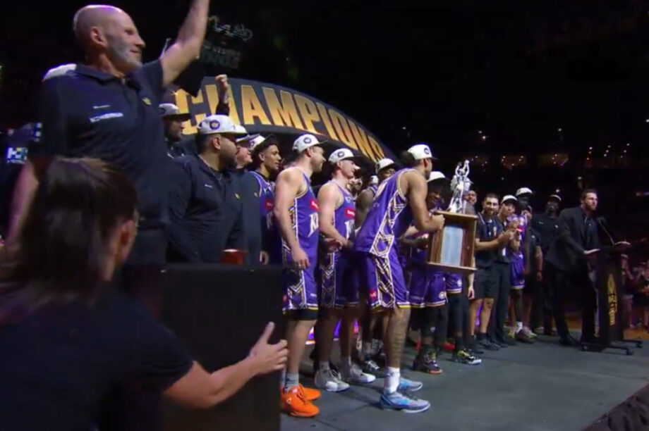 Τρόπαιο από... φτερό, έσπασε κατά τη διάρκεια της απονομής! (βίντεο)