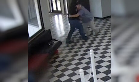 Ατρόμητος λυκειάρχης εξουδετερώνει ένοπλο εισβολέα μέσα σε σχολείο (βίντεο)