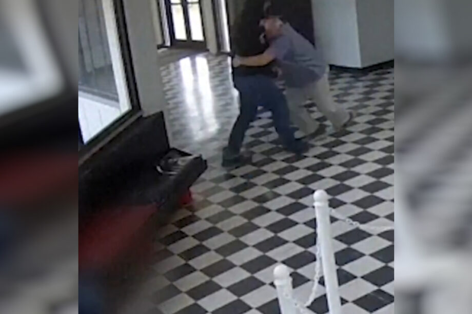 Ατρόμητος λυκειάρχης εξουδετερώνει ένοπλο εισβολέα μέσα σε σχολείο (βίντεο)