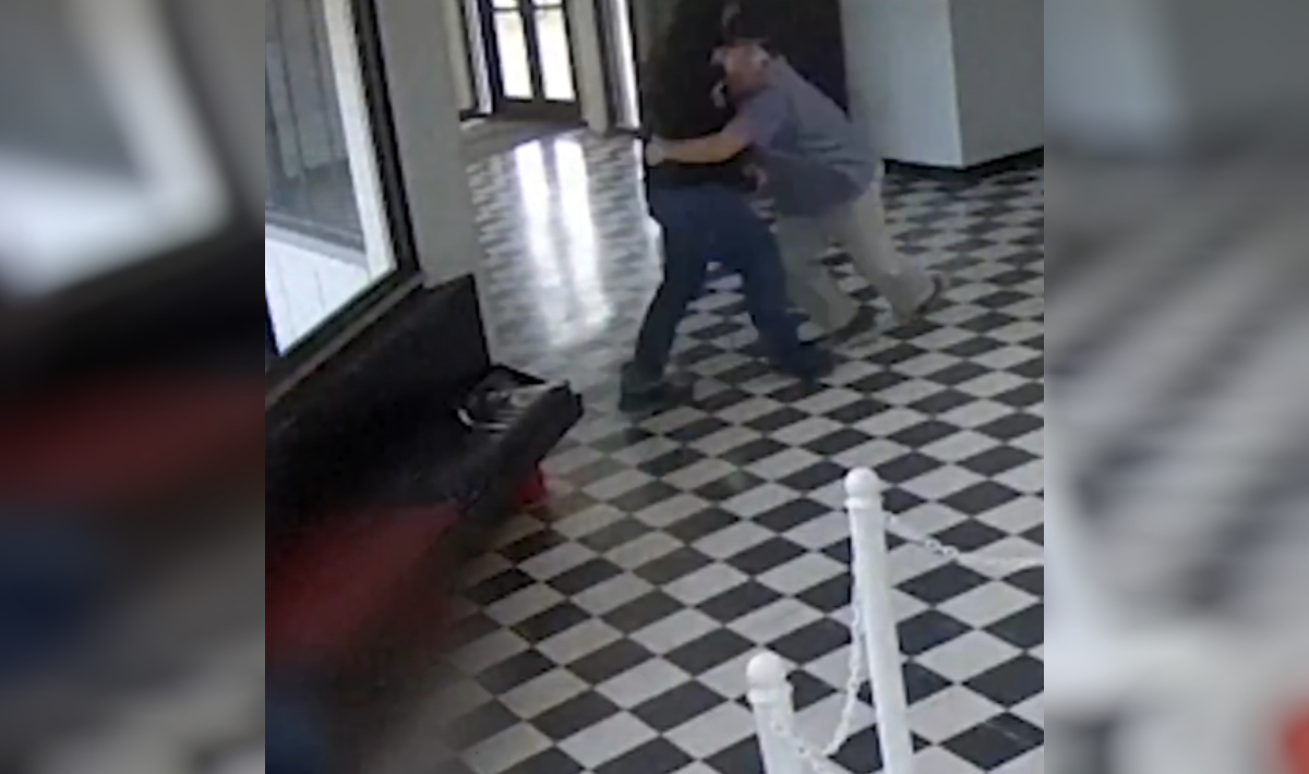 Ατρόμητος λυκειάρχης εξουδετερώνει ένοπλο εισβολέα μέσα σε σχολείο (βίντεο)