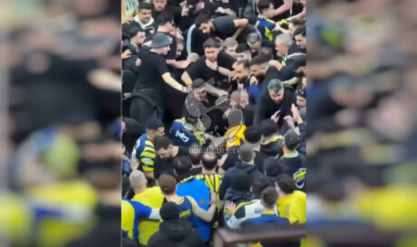 «Εμφύλια» σύρραξη των οπαδών της Φενέρμπαχτσε! (βίντεο)