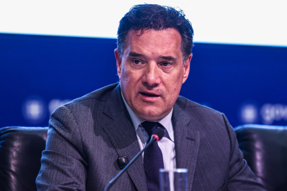 Άδωνις Γεωργιάδης μικρόφωνο