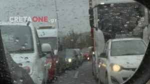 Χάος στην Καζαντζίδη: Φορτηγά και Ι.Χ. κινούνται «σημειωτόν» στο Ηράκλειο