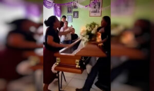 Καβγάδισαν πάνω στο φέρετρο (!) όταν έμαθαν πως είχαν παράλληλη σχέση με τον νεκρό! (βίντεο)