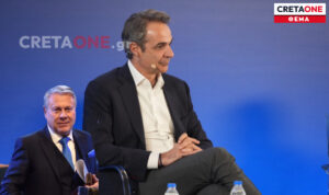 «Δεν με ικανοποίησε η απάντησή σας»: Το σχόλιο Βλατάκη που ενόχλησε τον Πρωθυπουργό στο προσυνέδριο στην Κρήτη