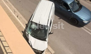 Σοβαρό τροχαίο ατύχημα: Βανάκι «έκαψε» το στοπ και συγκρούστηκε με φορτηγό – Παραλίγο να εισβάλει σε κομμωτήριο