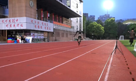 Κίνα: Ανθρωποειδές απειλεί τον... Μπόλτ! (βίντεο)