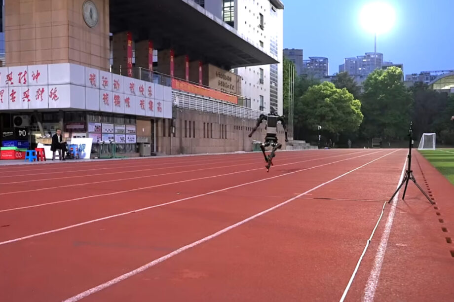 Κίνα: Ανθρωποειδές απειλεί τον... Μπόλτ! (βίντεο)