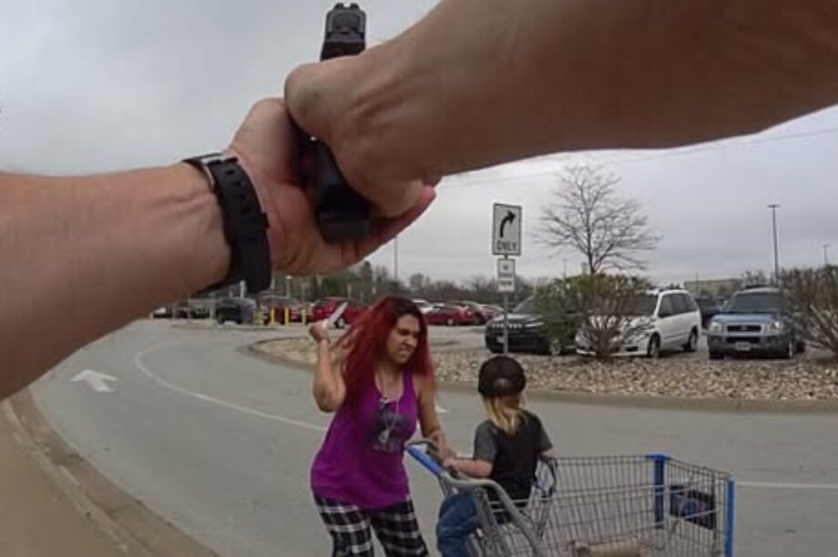 Στιγμές τρόμου με γυναίκα να μαχαιρώνει μικρό παιδί που είχε απαγάγει, πυροβολήθηκε θανάσιμα από αστυνομικούς (βίντεο)