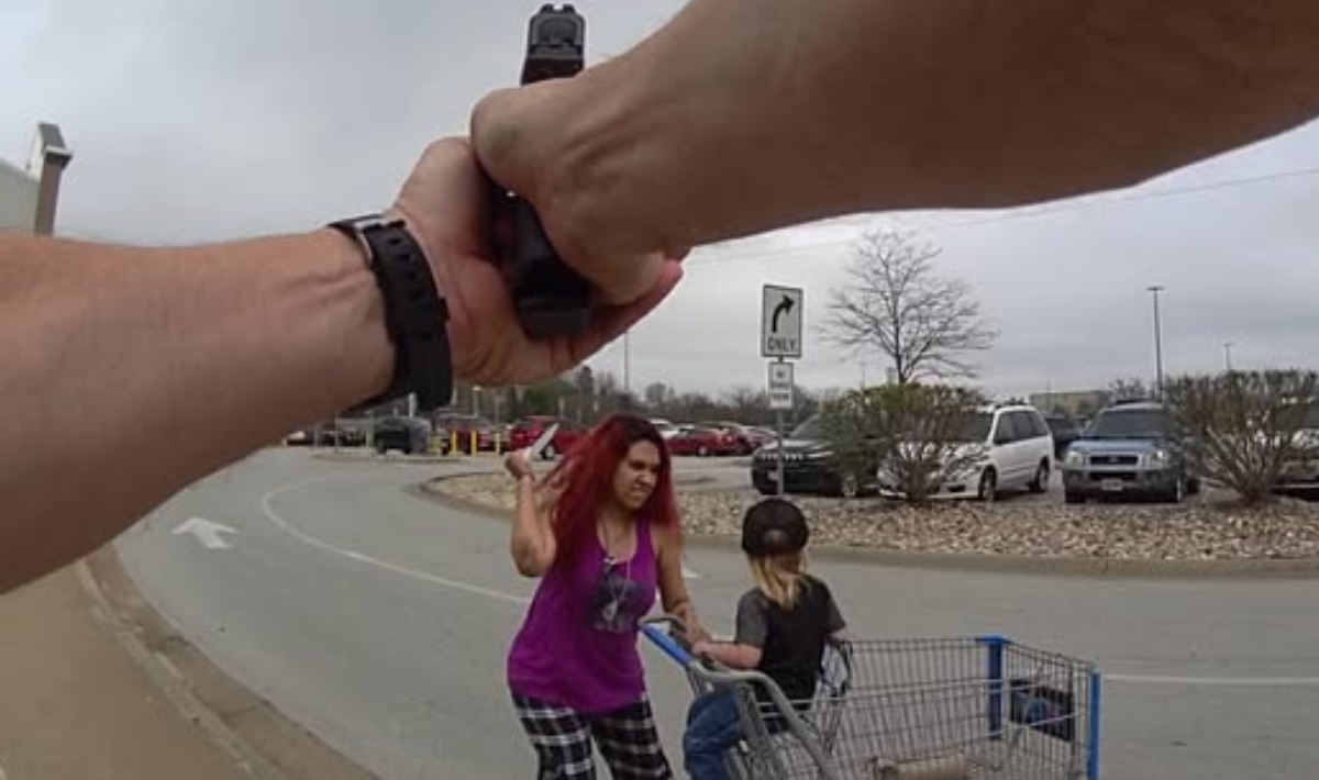 Στιγμές τρόμου με γυναίκα να μαχαιρώνει μικρό παιδί που είχε απαγάγει, πυροβολήθηκε θανάσιμα από αστυνομικούς (βίντεο)