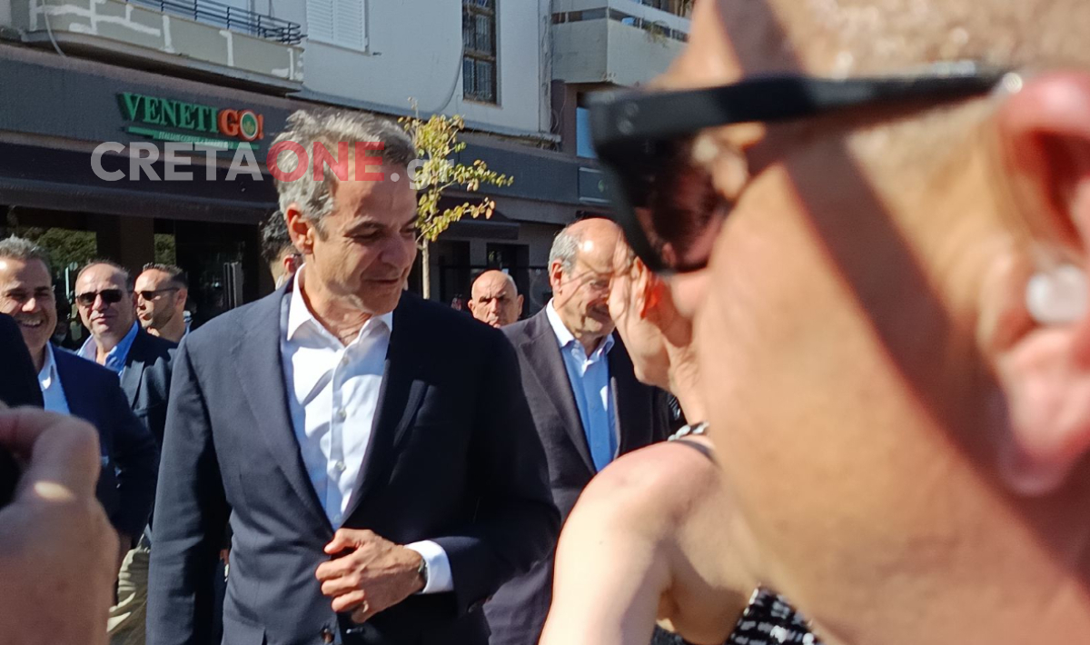 Η χαλαρή κουβεντούλα του Μητσοτάκη με τουρίστρια πριν τη σύσκεψη