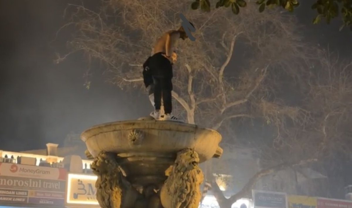 Εικόνες ντροπής στο Ηράκλειο: Ημίγυμνος ανέβηκε στην Κρήνη Μοροζίνι για τους πανηγυρισμούς του ΟΦΗ – Δείτε φωτογραφία