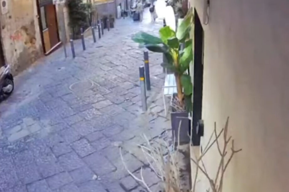 Ιταλία: Ανήλικος σκότωσε τουρίστρια πετώντας άγαλμα από μπαλκόνι! (βίντεο)