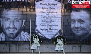 Συγκινητική κίνηση από φιλάθλους του ΟΦΗ προς τους νεκρούς οπαδούς του ΠΑΟΚ – Δείτε βίντεο