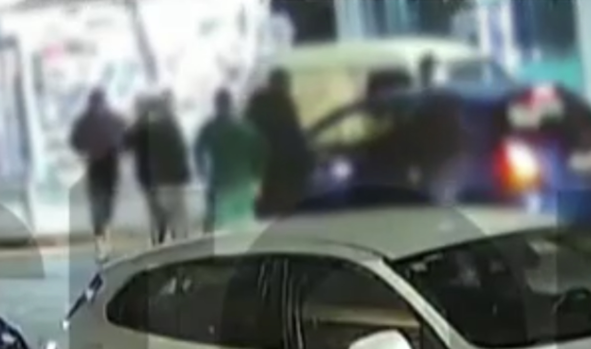 Βίντεο-ντοκουμέντο: Γνωστός τράπερ επιτέθηκε σε νεαρούς στη Πετρούπολη