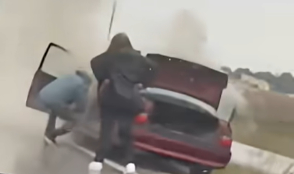 Λάρισα: Αυτοκίνητο τυλίχθηκε στις φλόγες – Δείτε βίντεο