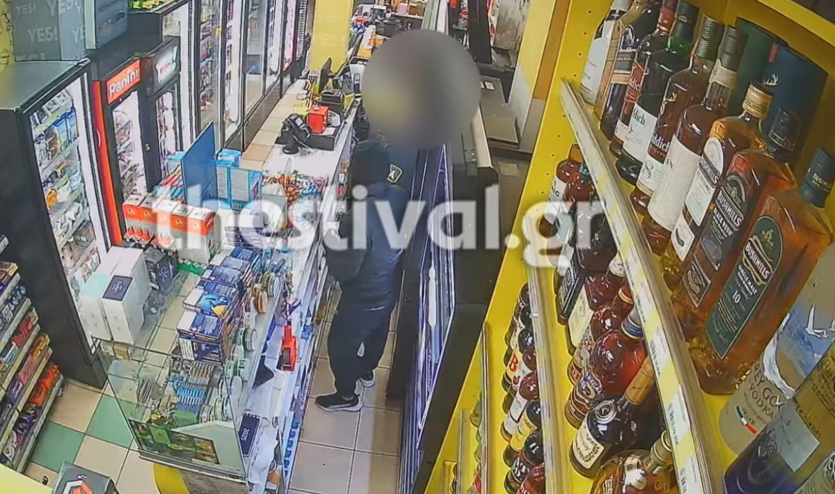 Bίντεο ντοκουμέντο: Η στιγμή που ληστής με μαχαίρι σπρώχνει τον υπάλληλο και τον προστάζει να ανοίξει το ταμείο