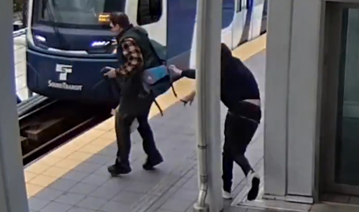 Καρέ καρέ η στιγμή που άνδρας σπρώχνει έναν άγνωστο στις ράγες του τρένου στο Σιατλ