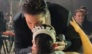 Ηράκλειο: Το φιλί του Νίκου Οικονομόπουλου σε νύφη που έκανε bachelorette – Δείτε βίντεο