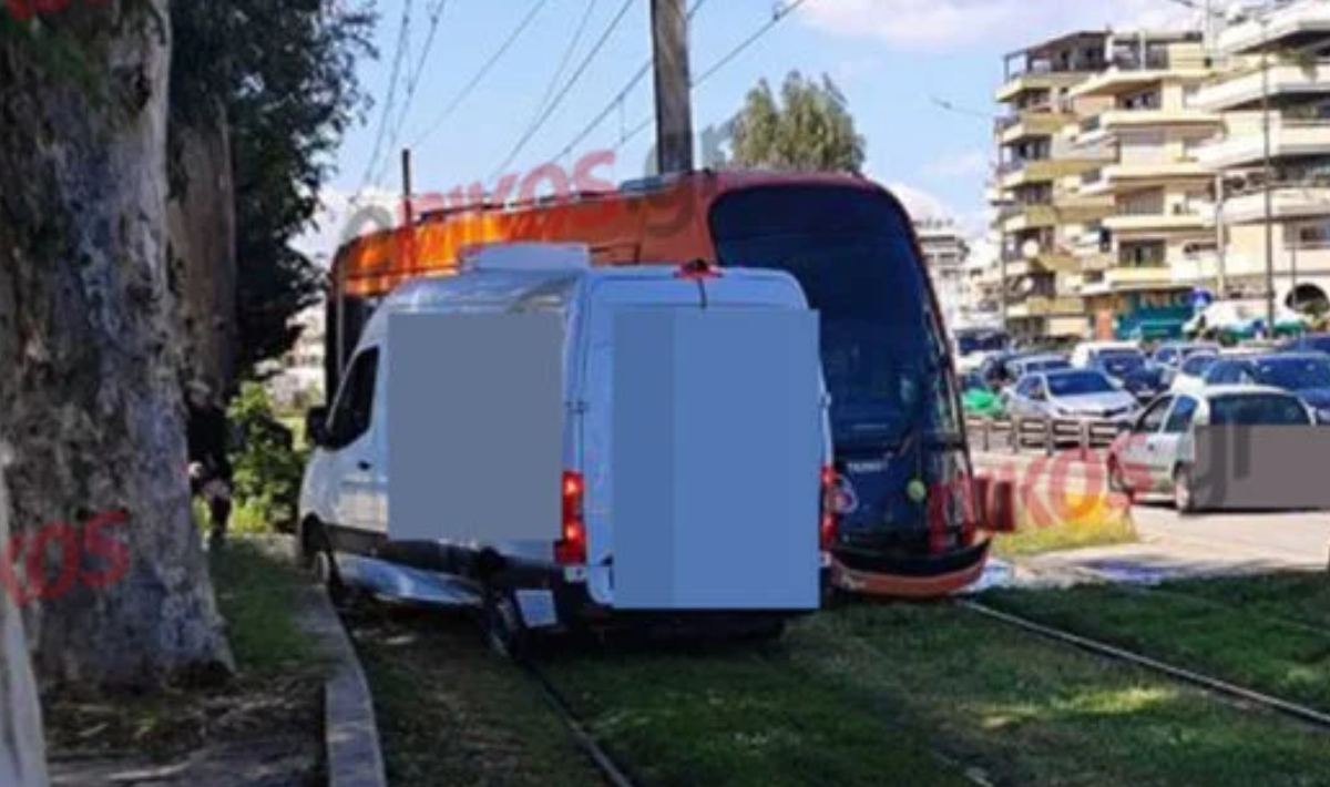 Τραμ συγκρούστηκε με μικρό φορτηγό στο Καλαμάκι – Δείτε φωτο
