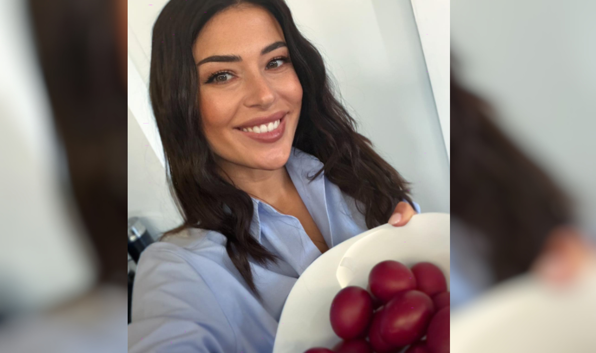 Αφροδίτη Λατινοπούλου: Έβαψε κόκκινα αυγά για το Πάσχα και εύχεται καλή Ανάσταση (φωτο)