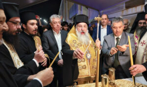 Υποδοχή του Αγίου Φωτός στο αεροδρόμιο Ηρακλείου – Δείτε φωτο