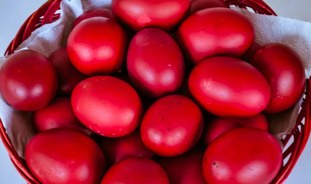 Πάσχα: Γιατί τσουγκρίζουμε κόκκινα αυγά