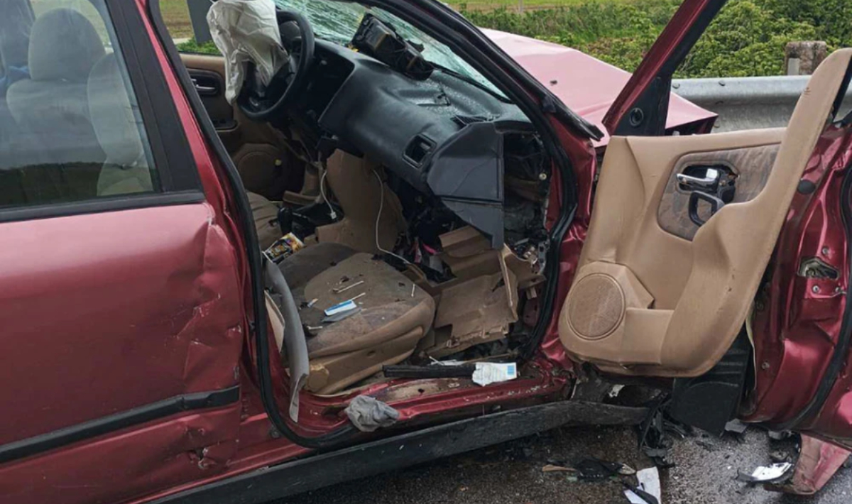 Στην αγκαλιά της μητέρας του και στο μπροστινό κάθισμα ήταν το 3χρονο παιδάκι στην Καβάλα (φωτο)