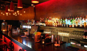 Ομάδα 30 κουκουλοφόρων εισέβαλε σε μπαρ στο Αίγιο και χτύπησε νεαρούς με ρόπαλα