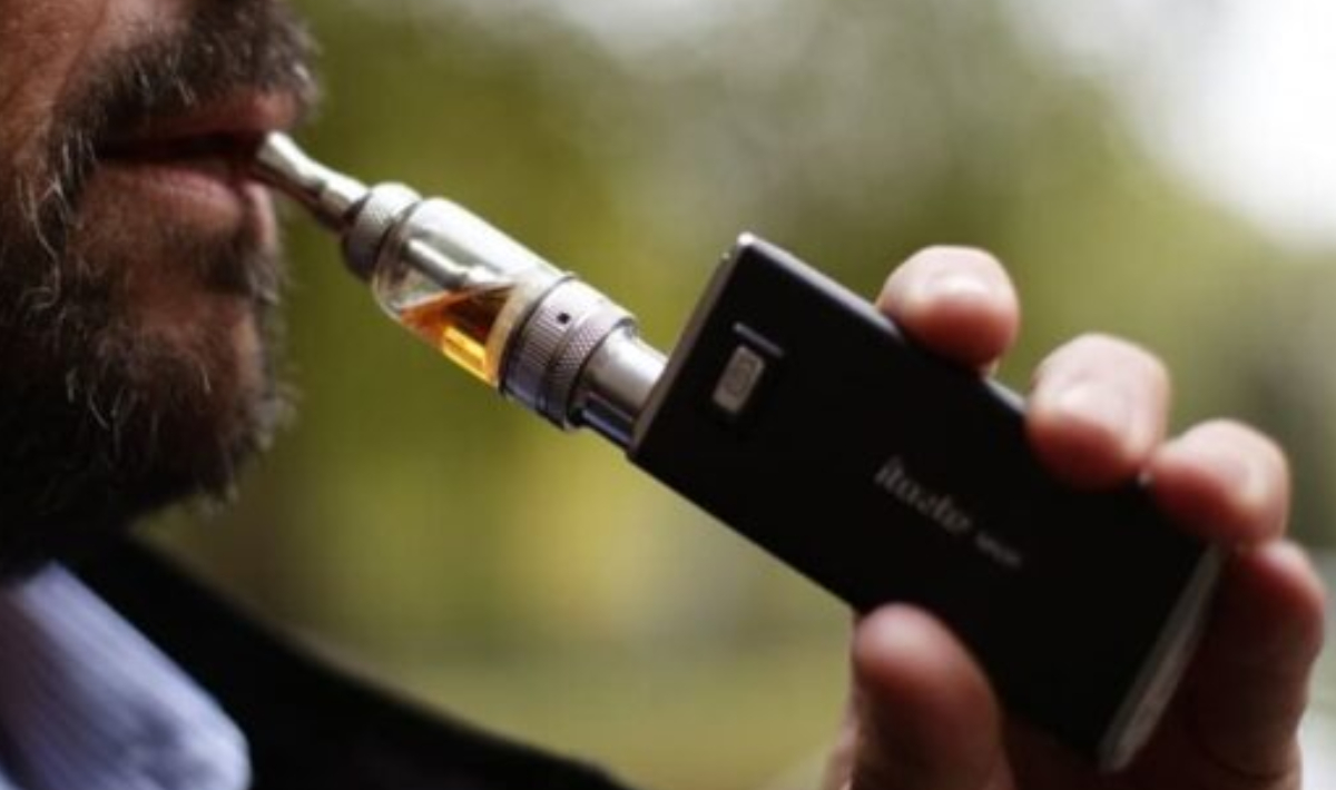 Βόλος: Ζημιά χιλιάδων ευρώ προκάλεσε ένας 43χρονος για να κλέψει τρία ηλεκτρονικά τσιγάρα