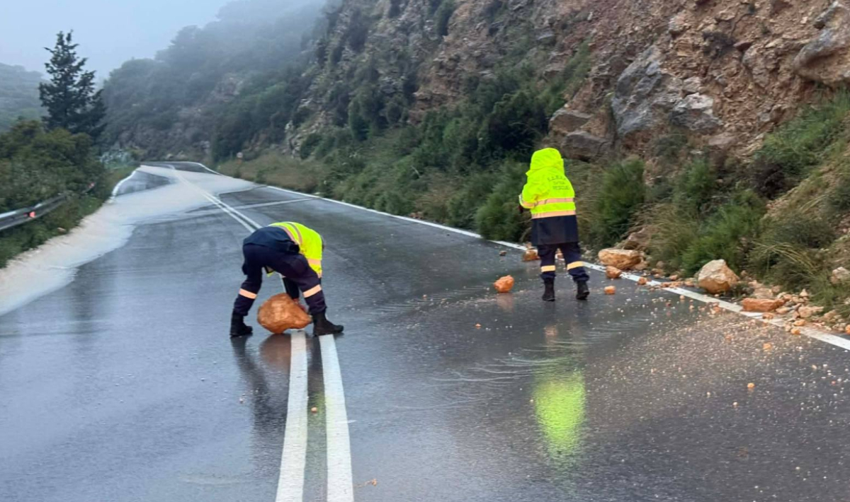 Κρήτη: Δεν έφτανε η ομίχλη, έπεσαν και μεγάλες, επικίνδυνες πέτρες στον δρόμο! – Επί ποδός η ΕΔΕΑΚ (φωτο)
