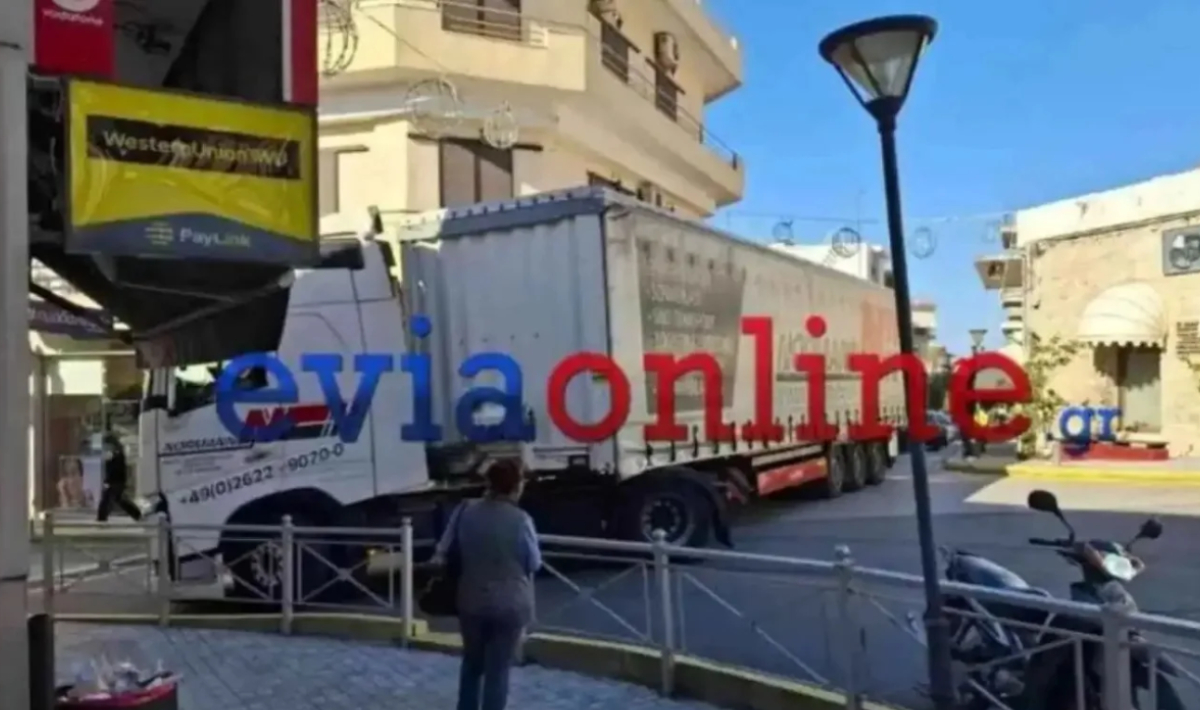 Εύβοια: Νταλίκα σφήνωσε και έκοψαν κάγκελο για να περάσει (φωτο)