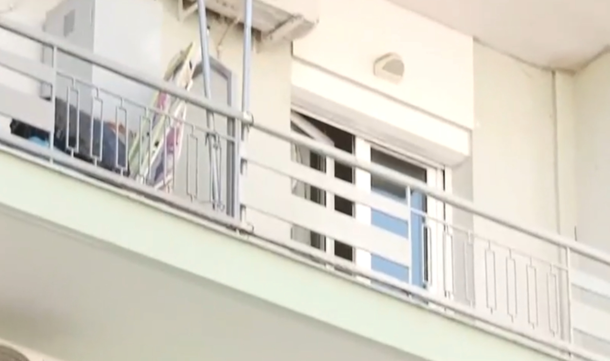 Θεσσαλονίκη: Επιχείρηση της αστυνομίας για τον 20χρονο που πετάει αντικείμενα από το μπαλκόνι (βίντεο)