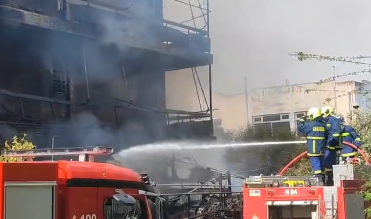 Φωτιά στο Ίλιον: «Η φωτιά ήταν ανεξέλεγκτη, ακουγόντουσαν εκρήξεις», αναφέρει μάρτυρας (βίντεο)