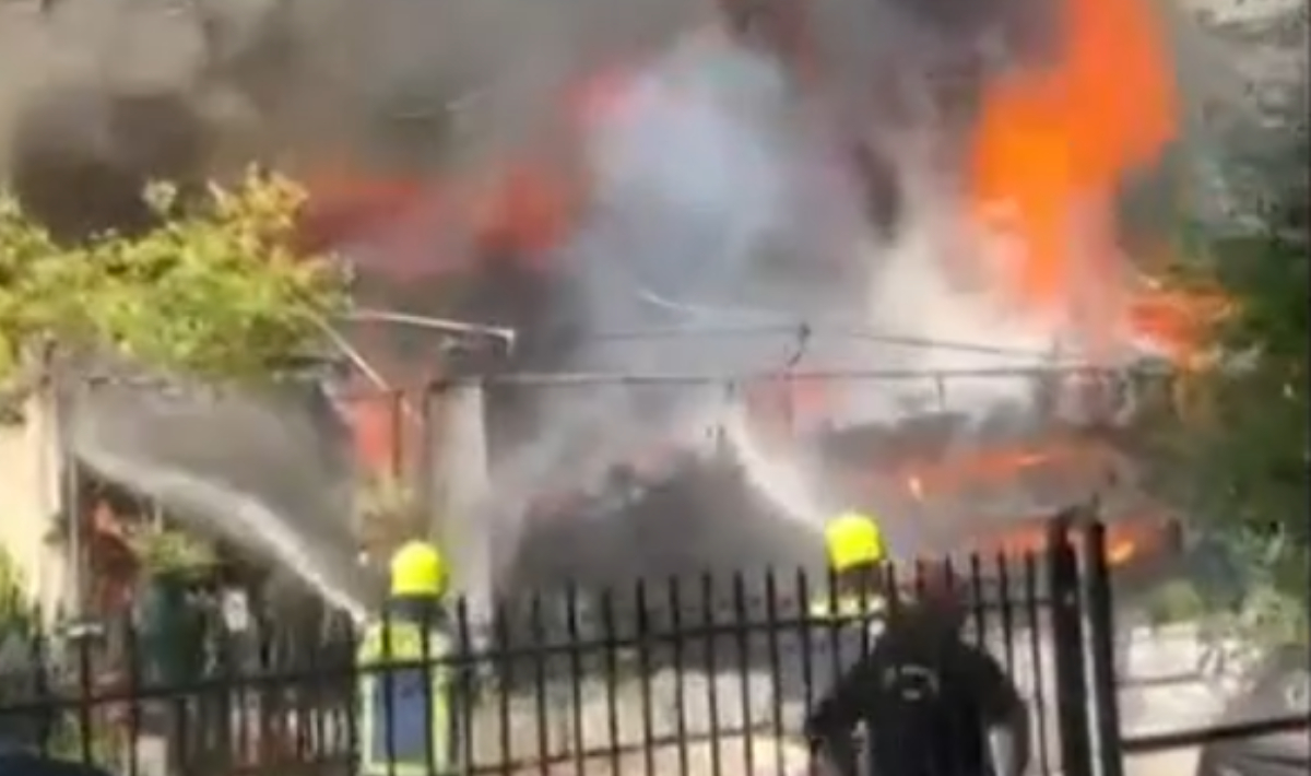 Φωτιά στο Ίλιον: Οι φλόγες έχουν επεκταθεί και σε διαμερίσματα τα οποία βρίσκονται σε πολυκατοικία (βίντεο)