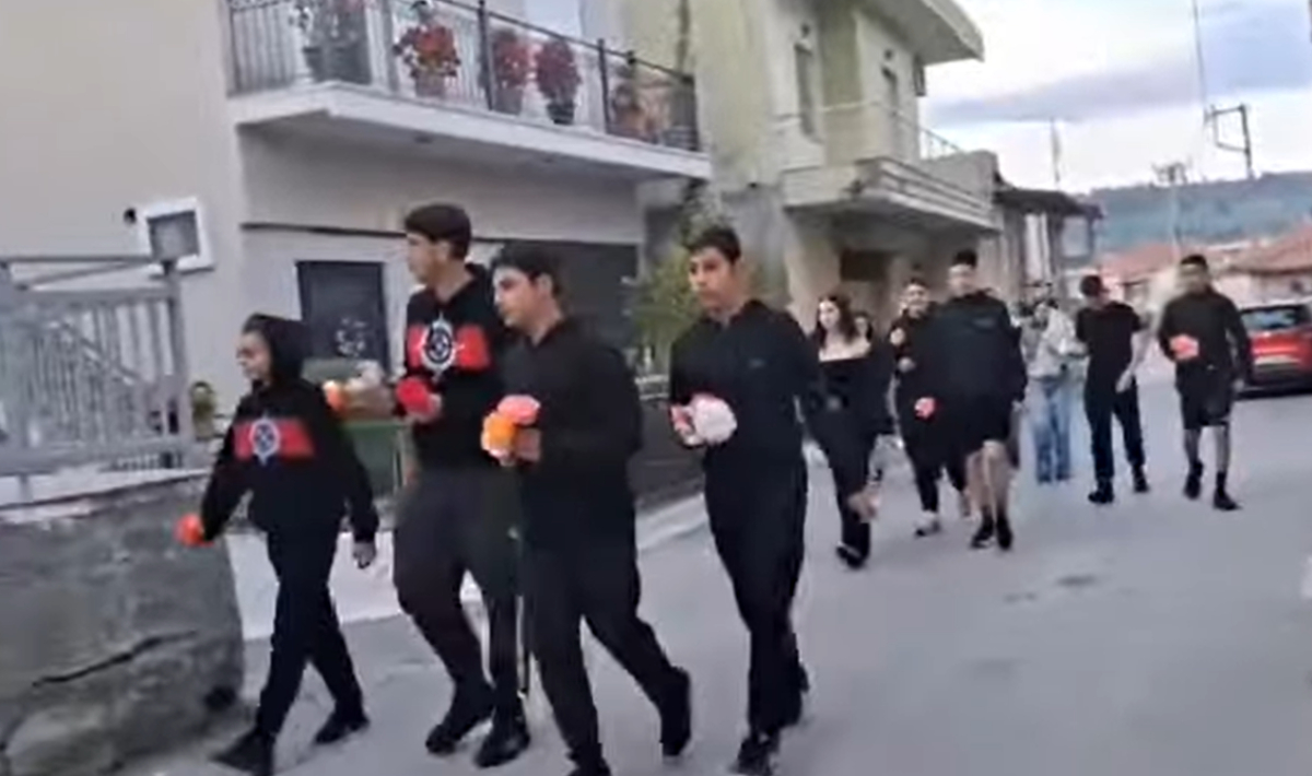 Συμμαθητές του άτυχου 13χρονου που σκοτώθηκε με πατίνι, τον αποχαιρετούν αφήνοντας λουλούδια στο σημείο της τραγωδίας (βίντεο)