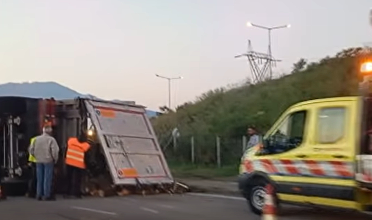 Ανατροπή νταλίκας φορτωμένη με ξύλα στο Αντίρριο – Δείτε βίντεο