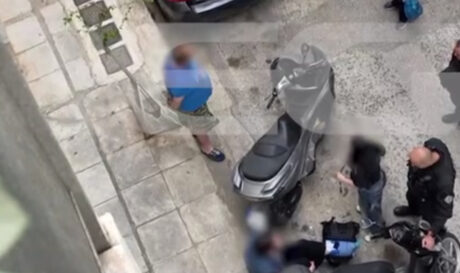 Παγκράτι: Οδηγός μηχανής έσπασε το πόδι 22χρονης επειδή δεν μπορούσε να την περιμένει να παρκάρει! (βίντεο)
