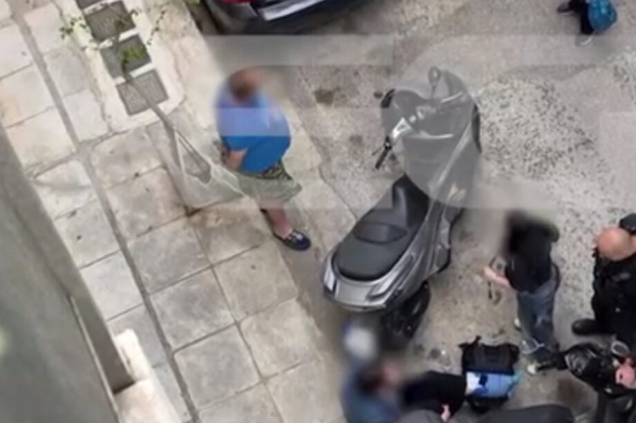 Παγκράτι: Οδηγός μηχανής έσπασε το πόδι 22χρονης επειδή δεν μπορούσε να την περιμένει να παρκάρει! (βίντεο)