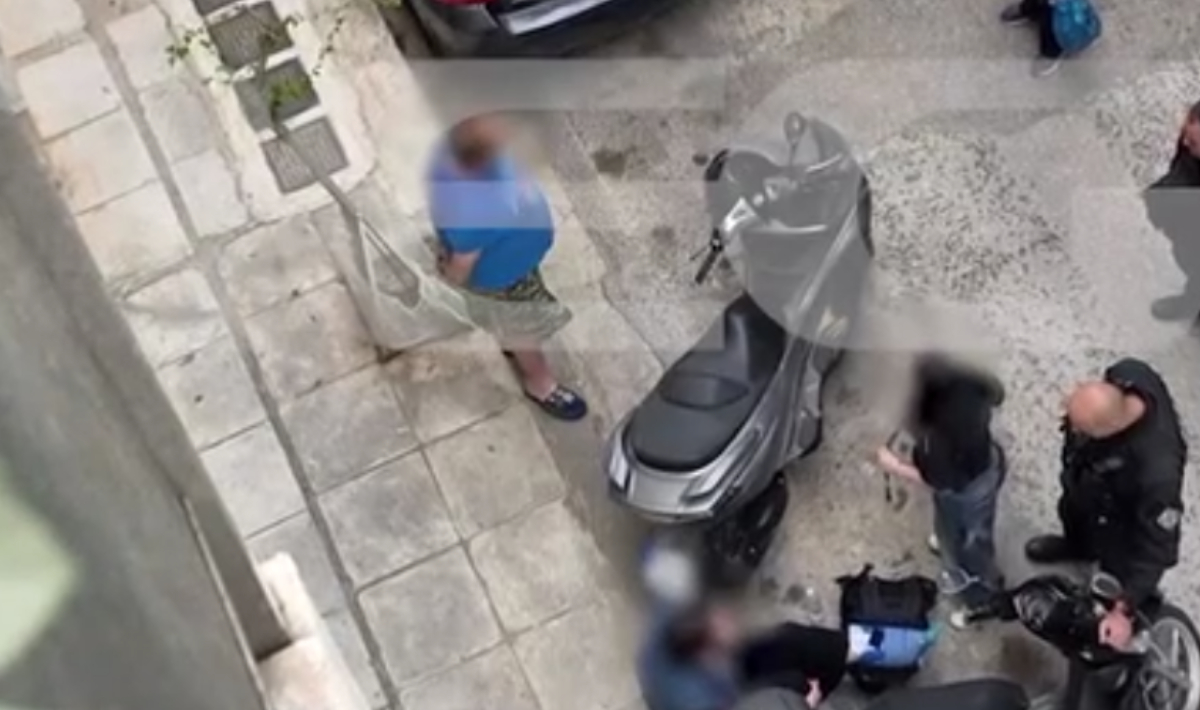 Παγκράτι: Οδηγός μηχανής έσπασε το πόδι 22χρονης επειδή δεν μπορούσε να την περιμένει να παρκάρει! (βίντεο)