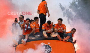 Ηράκλειο: «Έκλεψε» τις εντυπώσεις η μητέρα του Νους στους πανηγυρισμούς του ΟΦΗ – Δείτε βίντεο