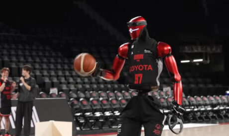 Ανθρωποειδές γίγας εντυπωσιάζει με τις... μπασκετικές του ικανότητες (βίντεο)