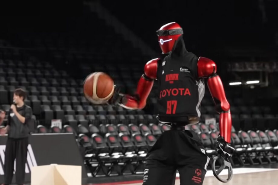 Ανθρωποειδές γίγας εντυπωσιάζει με τις... μπασκετικές του ικανότητες (βίντεο)