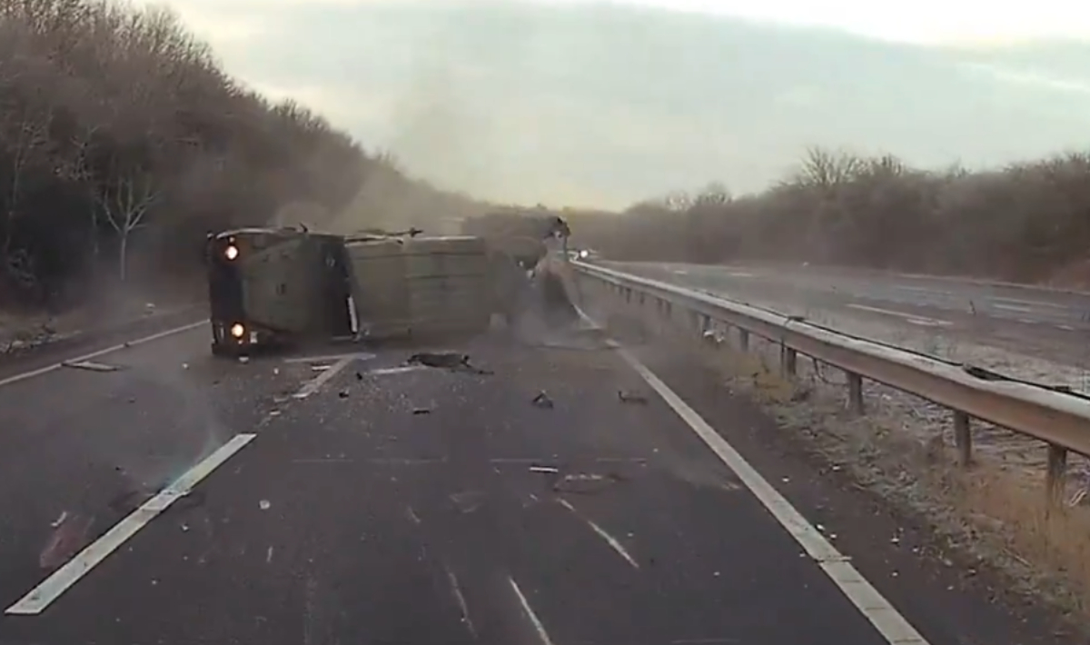 Βρετανία: Τρομακτικό ατύχημα στρατιωτικού οχήματος! (βίντεο)
