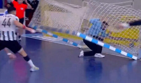 Παραλίγο σοβαρό ατύχημα στον αγώνα χάντμπολ ΑΕΚ-ΠΑΟΚ (βίντεο)