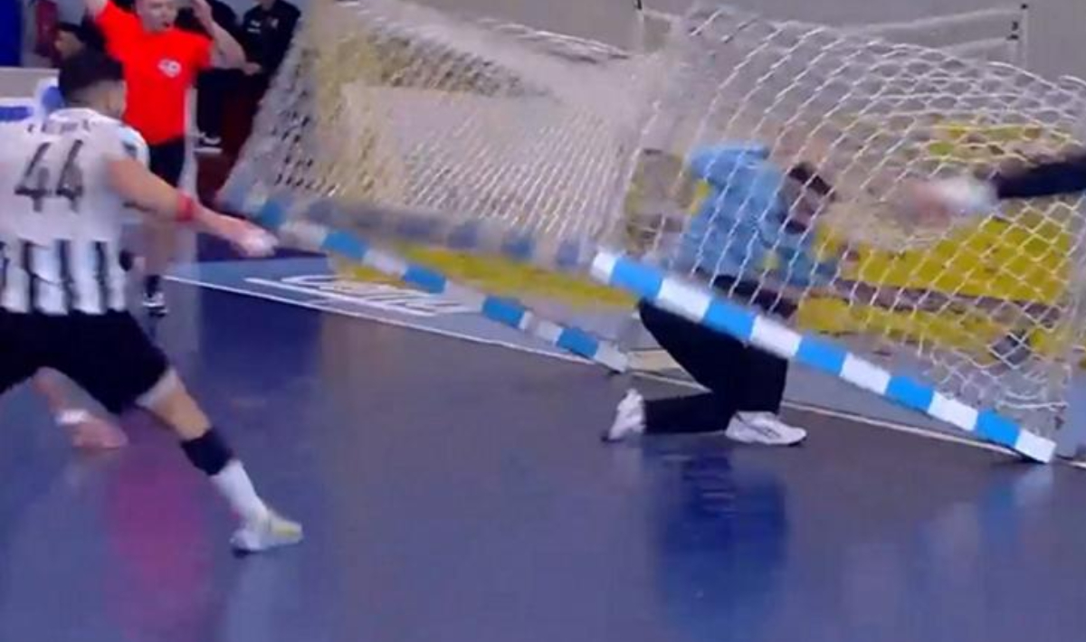 Παραλίγο σοβαρό ατύχημα στον αγώνα χάντμπολ ΑΕΚ-ΠΑΟΚ (βίντεο)